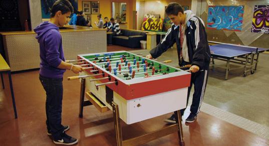 Jugendliche spielen Tischfußball