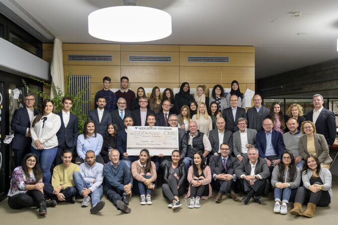 Gruppenfoto mit Überweisungsträger