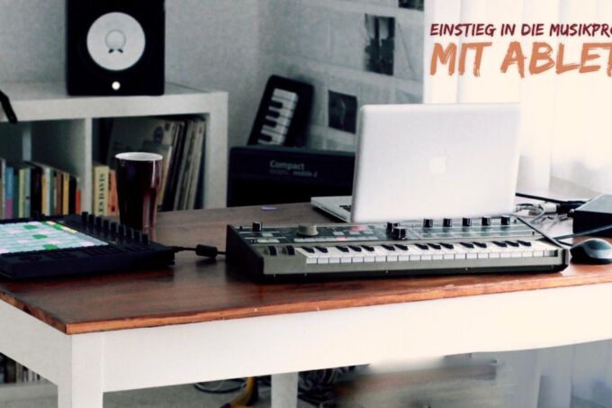 Ein Keyboard, ein Laptop und ein Mischpult stehen auf einem Tisch.