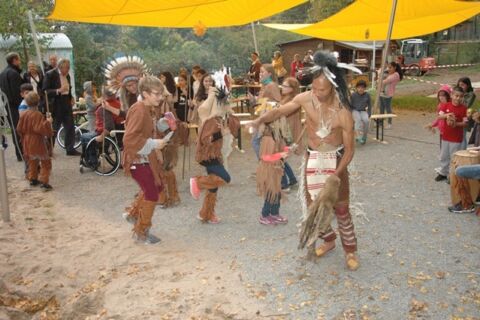 Indianer Tanzen. Darum steht Publikum