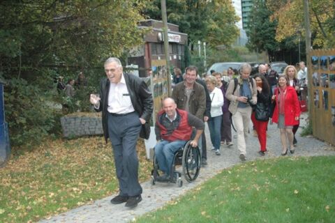 Eine Menschenmenge strömt durch das geöffnete Tor