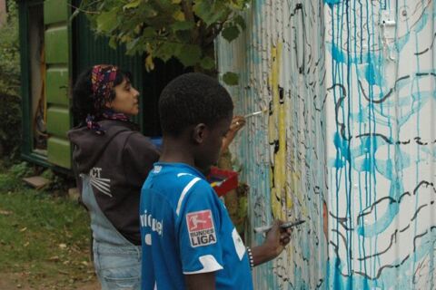 Kinder malen am Bauwagen