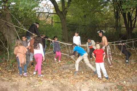 Kinder auf einer Hochseilbrücke, die einen Meter über dem Boden hängt