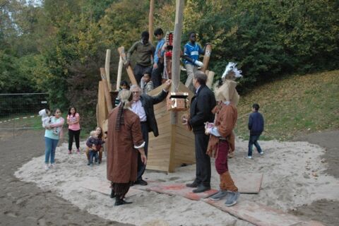 Kinder und wichtige Persönlichkeiten vor und auf dem Piratenschiff