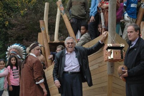 Herr Jarecki und Herr Prof. Würzner vor dem Piratenschiff.