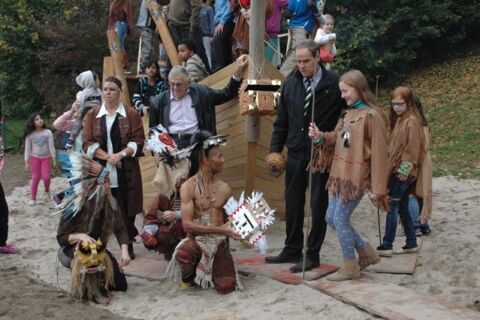 Gruppenfoto mit Kindern und Persönlichkeiten vor dem neuen Piratenschiff.