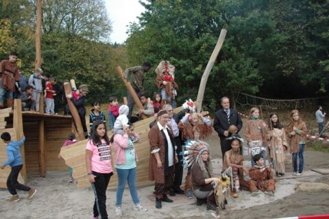 Gruppenfoto mit Kindern und Persönlichkeiten vor dem neuen Piratenschiff