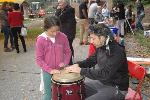 Kind und Erwachsener spielen auf einer Trommel