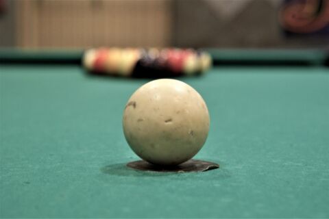 Billardtisch. Die Kugeln sind bereit zum Anstoß