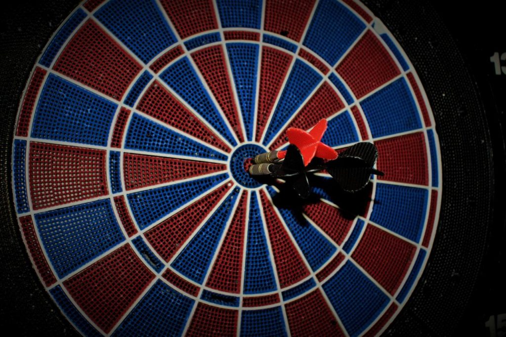 Dartscheibe. In der Mitte in Pfeil.