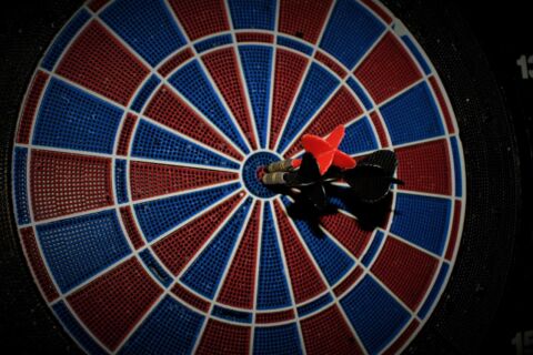 Dartscheibe. In der Mitte in Pfeil.