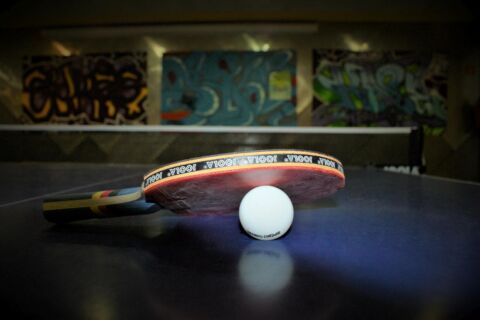 Ein Tischtennisschläger und Ball.