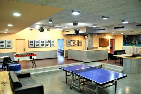 Gruppenraum und Tischtennisplatte