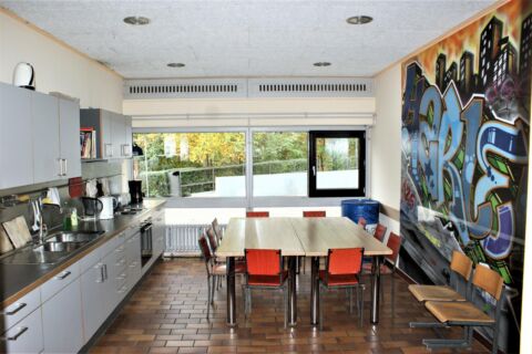 Küchenzeile mit Stühlen.