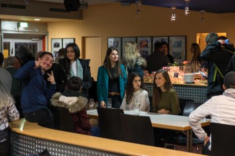 Mehrere Menschen auf dem Bild. Einer posiert für die Kamera.