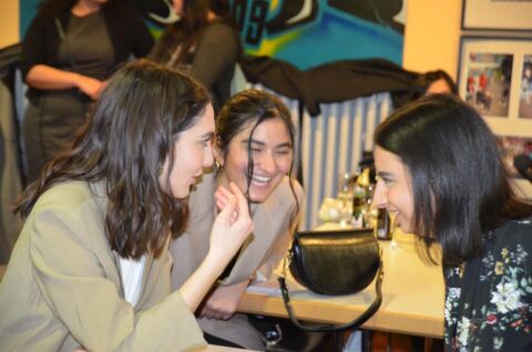 Drei junge Frauen unterhalten sich und haben Spaß.