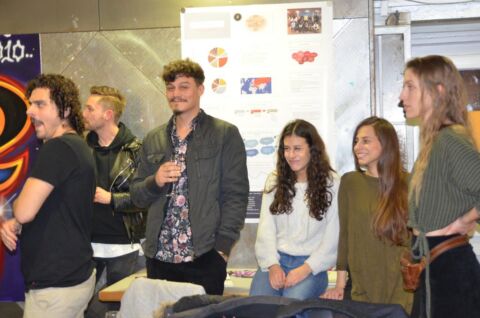 Sechs Menschen auf dem Bild.