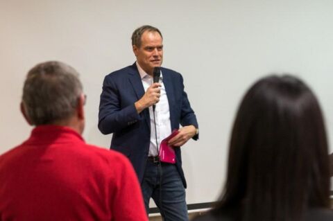 Der Oberbürgermeister spricht ins Mikrofon
