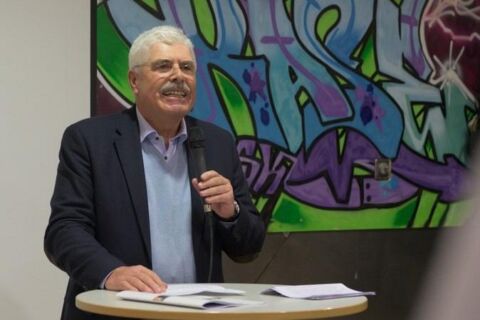 Person am Stehpult mit Mikrofon