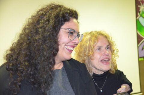 Zwei Frauen sprechen.