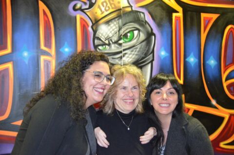 Drei Frauen posieren für die Kamera.