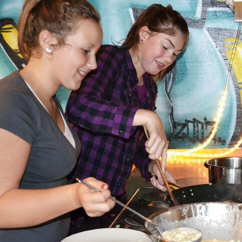 Jugendliche kochen gemeinsam.