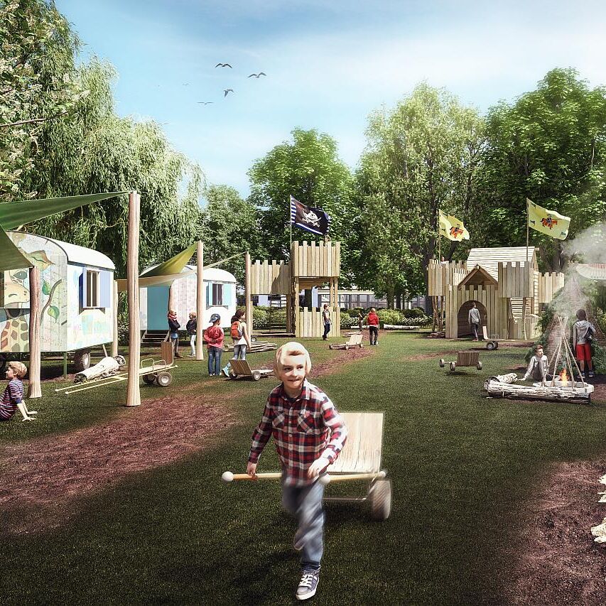Planungsfoto der Kinderbaustelle. Spielende Kinder. Im Hintergrund Bauwägen und eine Art Holzschloss und Tippis